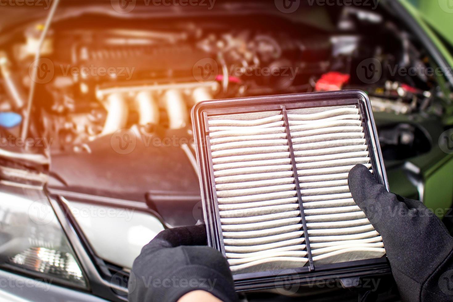 mano uomo Tenere auto aria filtro modificare sostituzione vecchio aria filtro per auto, servizio e dai un'occhiata auto concetto foto