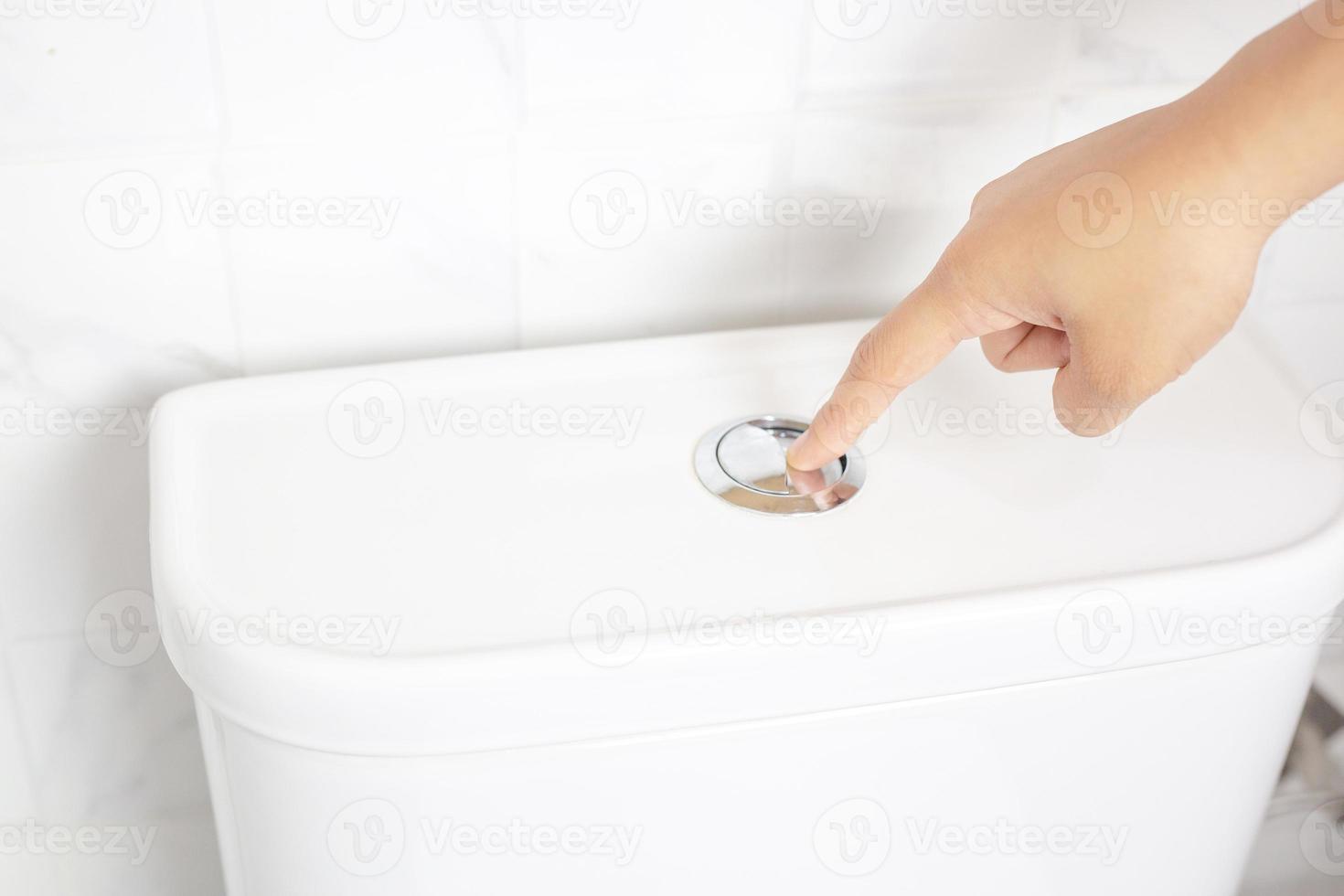 bianca gabinetto coperchio e pulito bagno foto