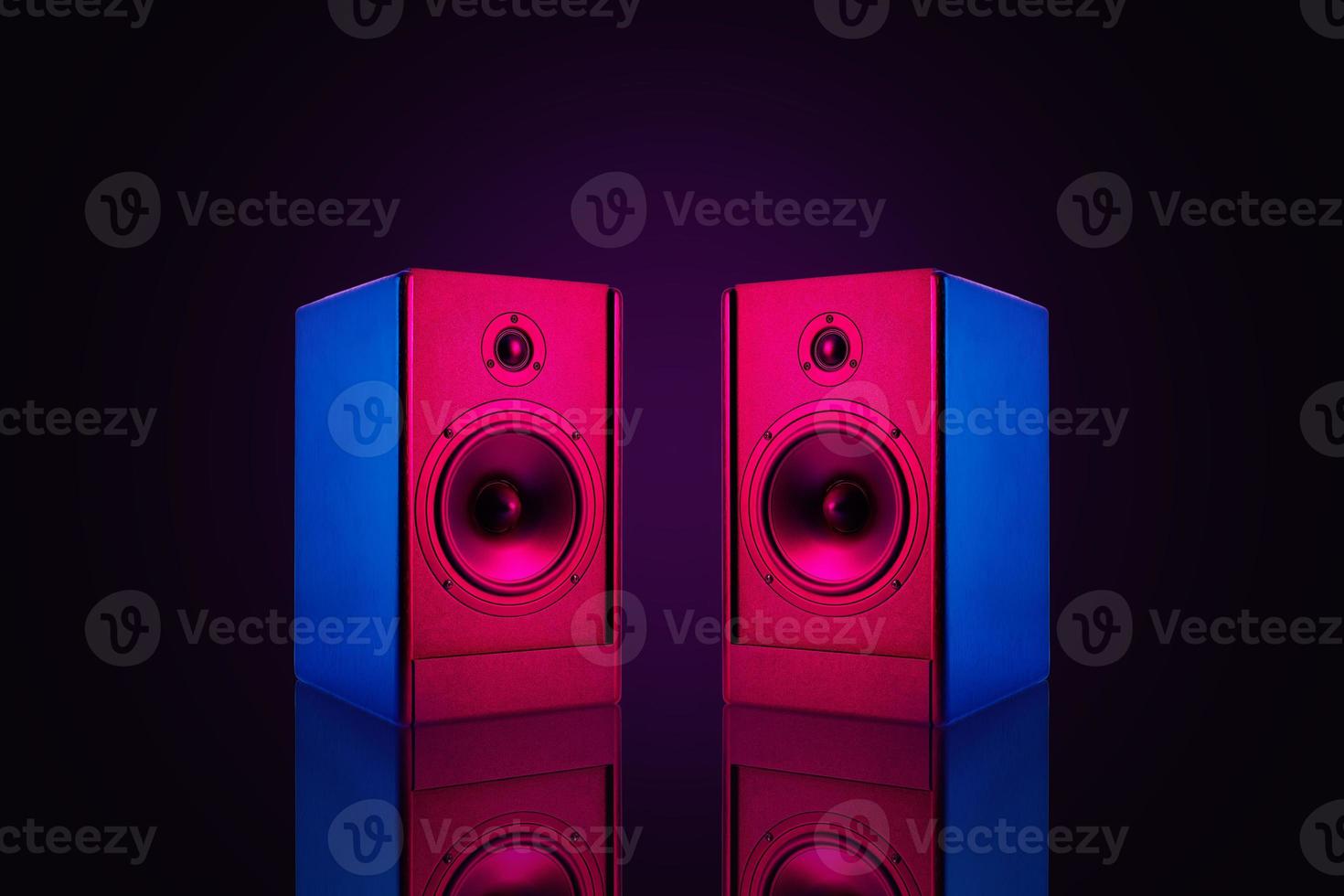 Due stereo Altoparlanti con neon leggero su buio sfondo foto