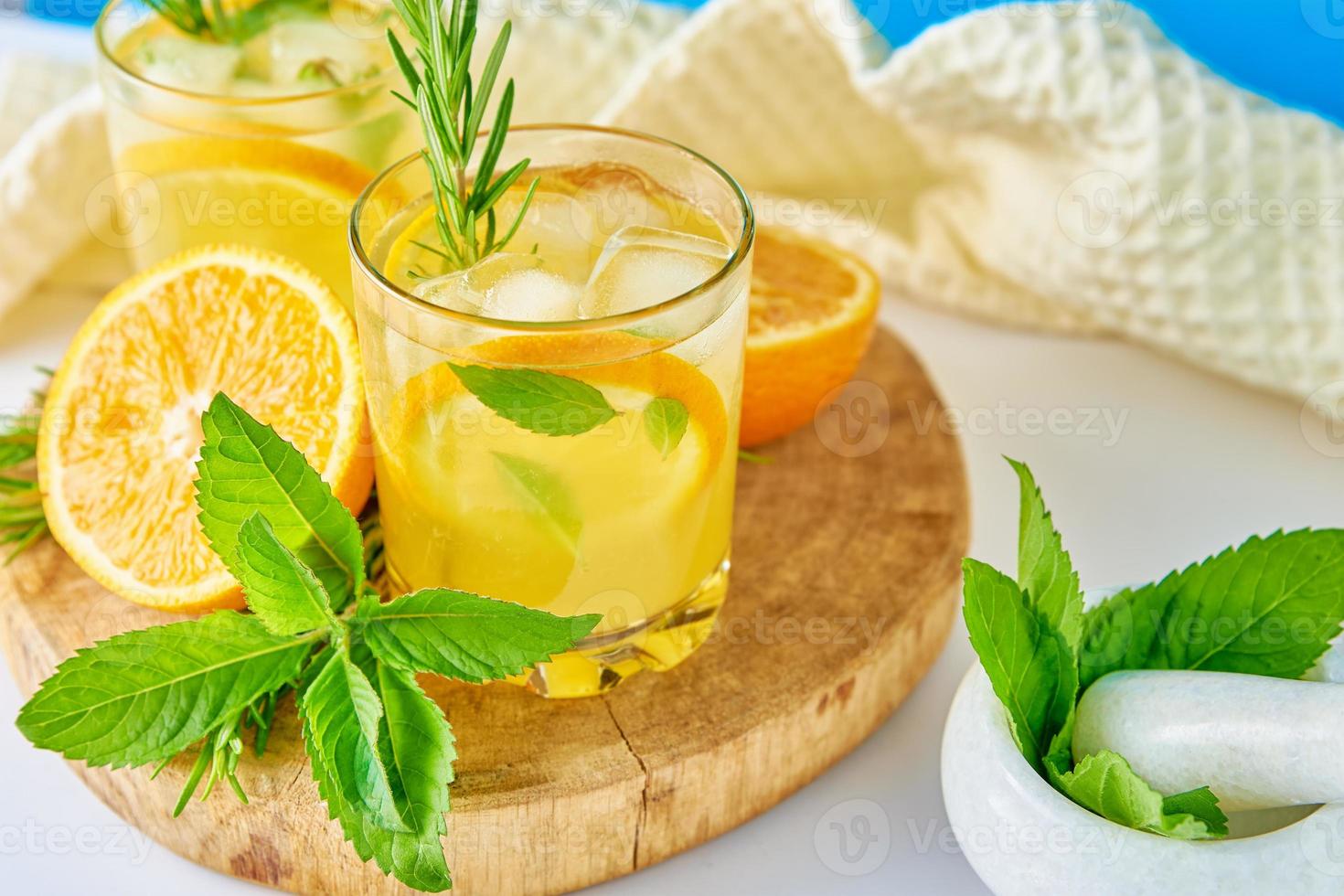 bicchiere di acqua con arancia, menta e rosmarino foto