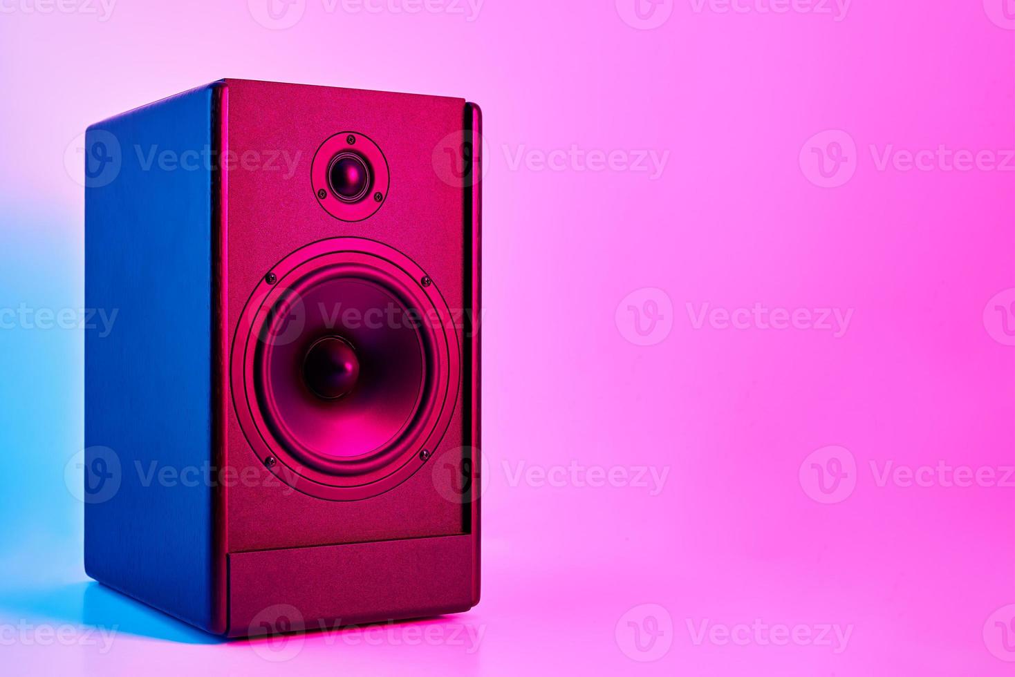 stereo suono altoparlante su neon colorato sfondo foto
