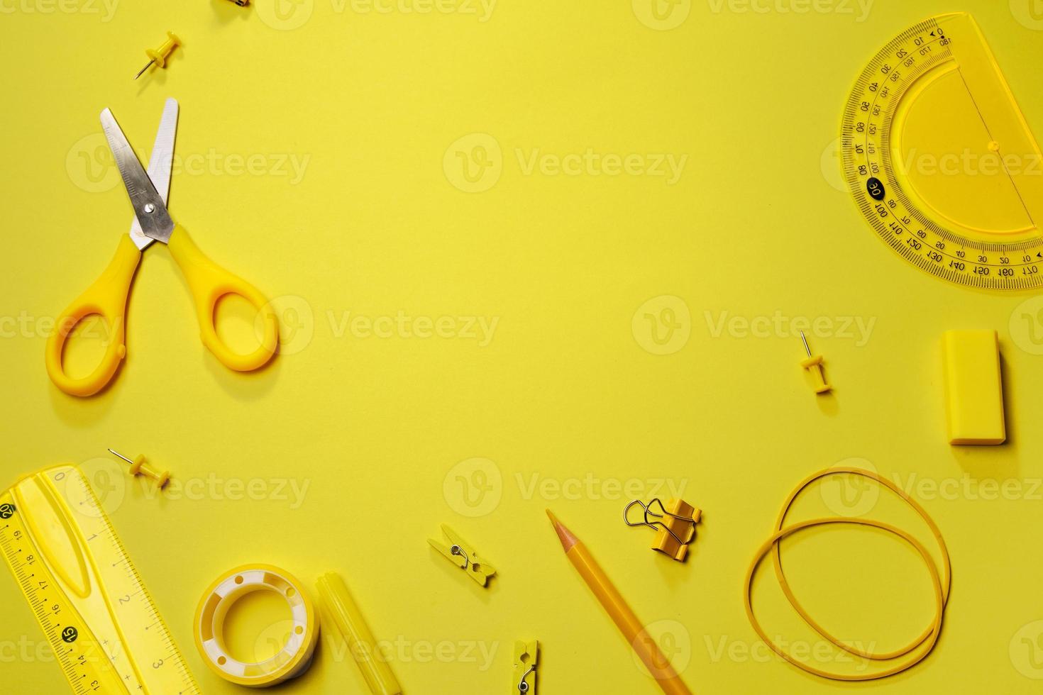 scuola forniture, ufficio forniture su giallo sfondo, elementi siamo anche giallo foto