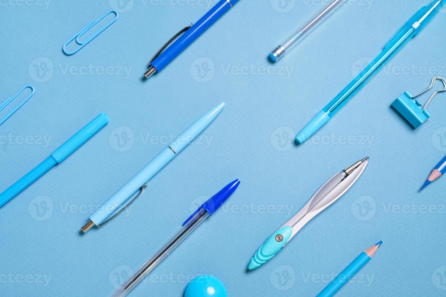 penne matite Bussole carta clip di cui su nel Linee tutti blu e sfondo foto