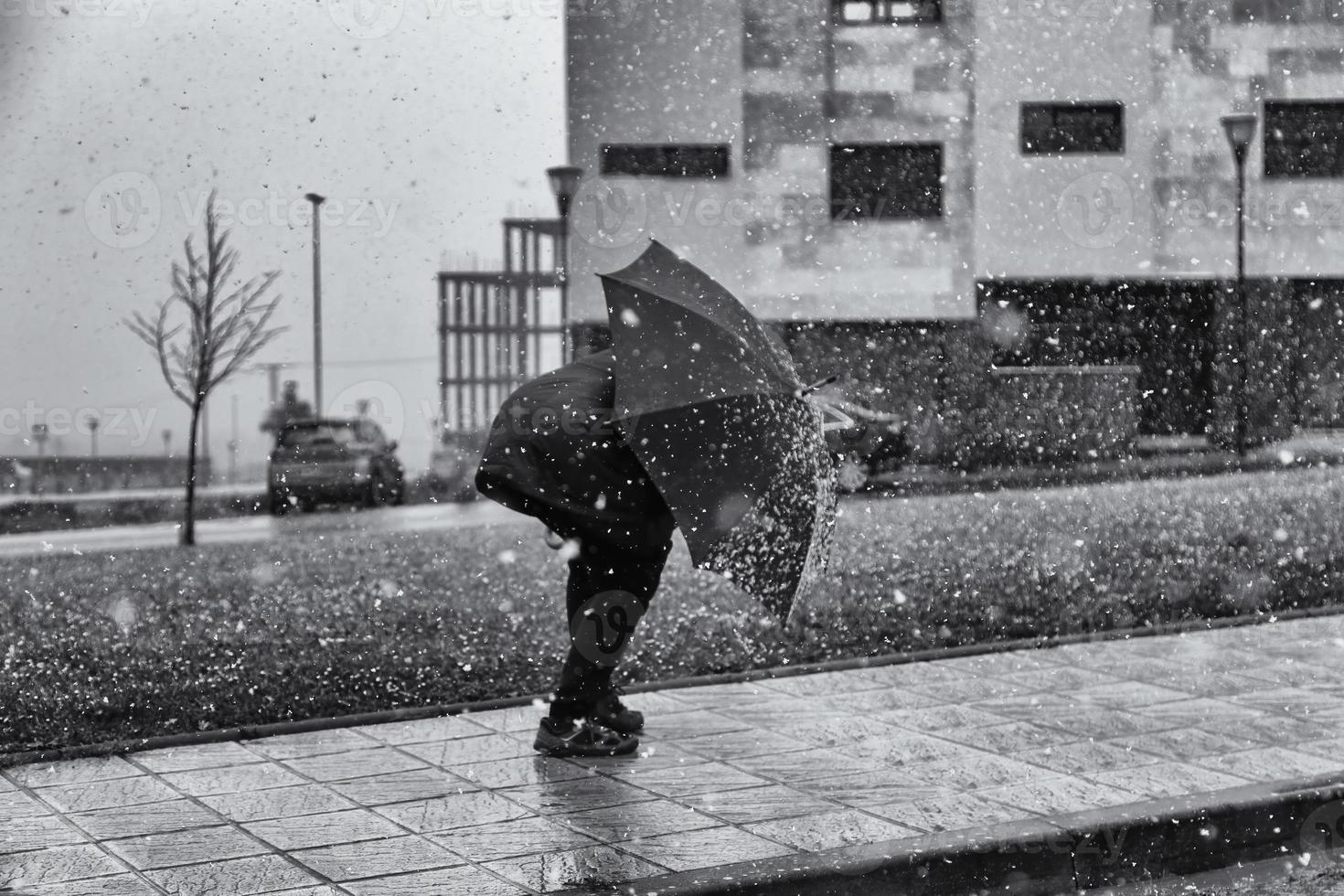 a piedi con un ombrello nel il neve foto