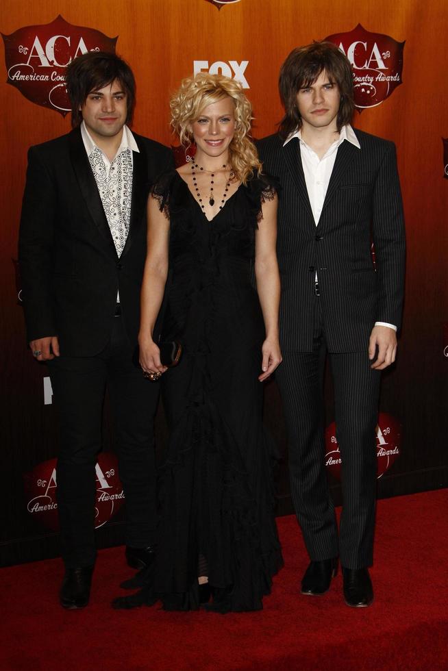 los angeles - dec 5 - neil perry, kimberly perry e reid perry di il gruppo musicale perry nel il stampa camera di il americano nazione premi 2011 a mgm mille dollari giardino arena su dicembre 5, 2011 nel las Las Vegas, nv foto