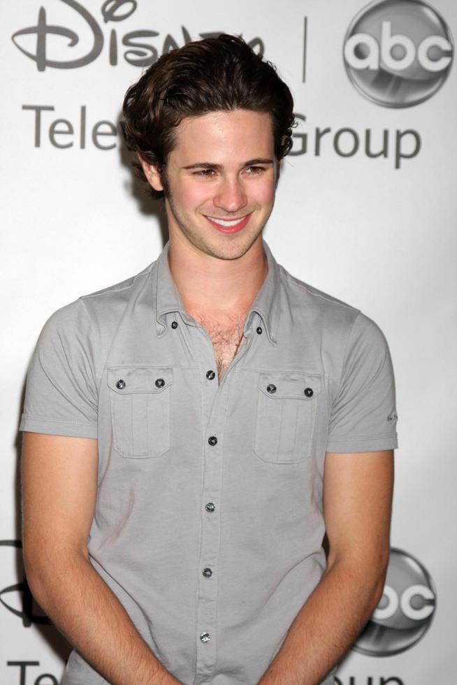 los angeles - ago 7 - connor Paolo in arrivo a il disney abc televisione gruppo 2011 estate stampa giro festa a beverly hilton Hotel su agosto 7, 2011 nel beverly colline, circa foto