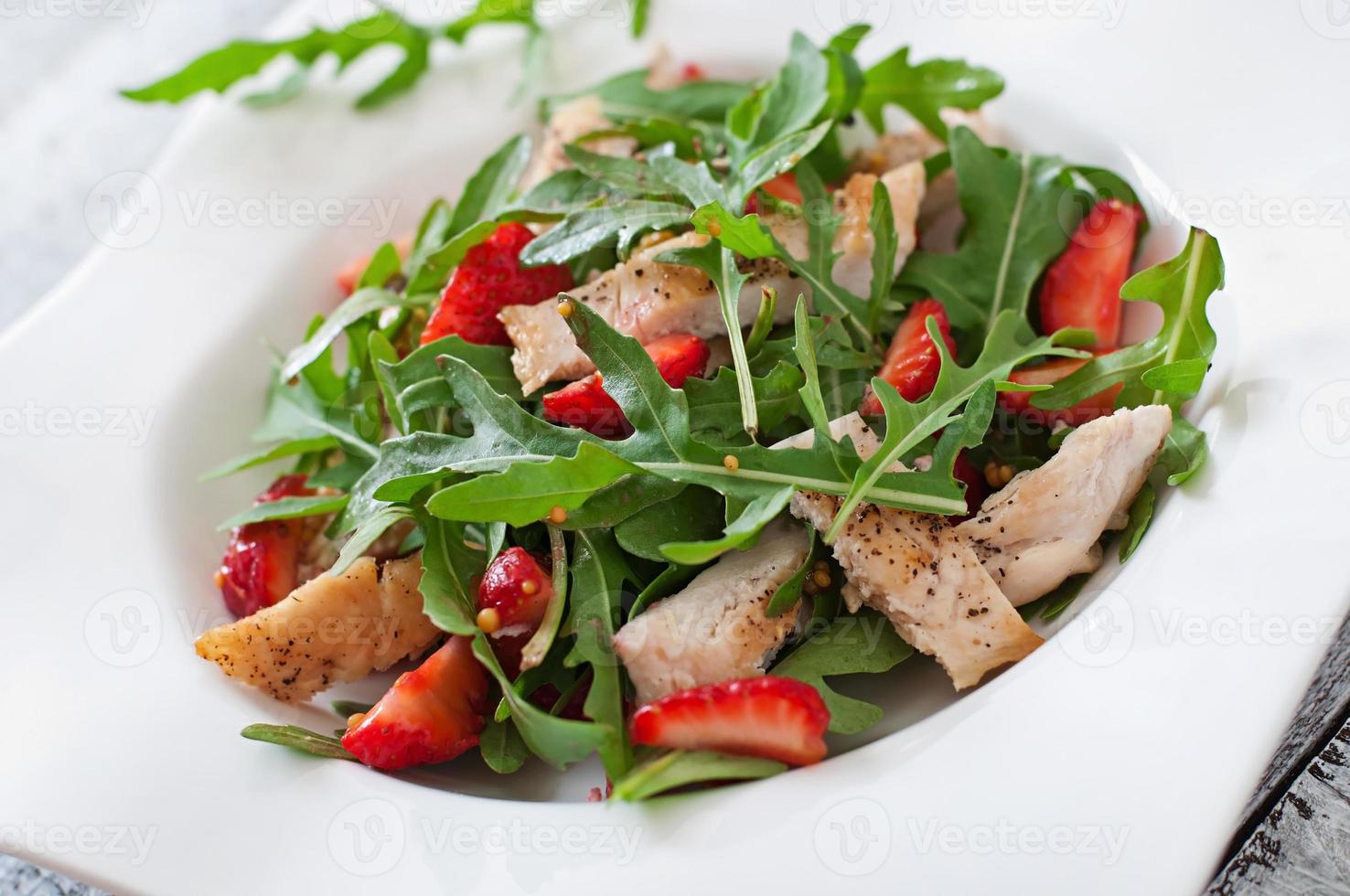 insalata di pollo con rucola e fragole foto