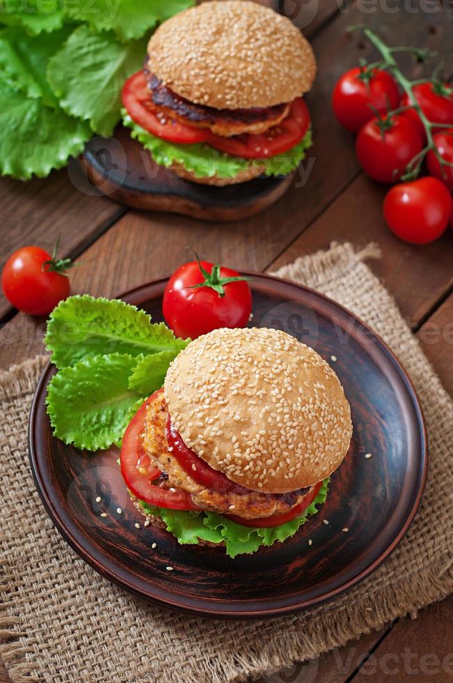 panino con hamburger di pollo, pomodori e lattuga foto