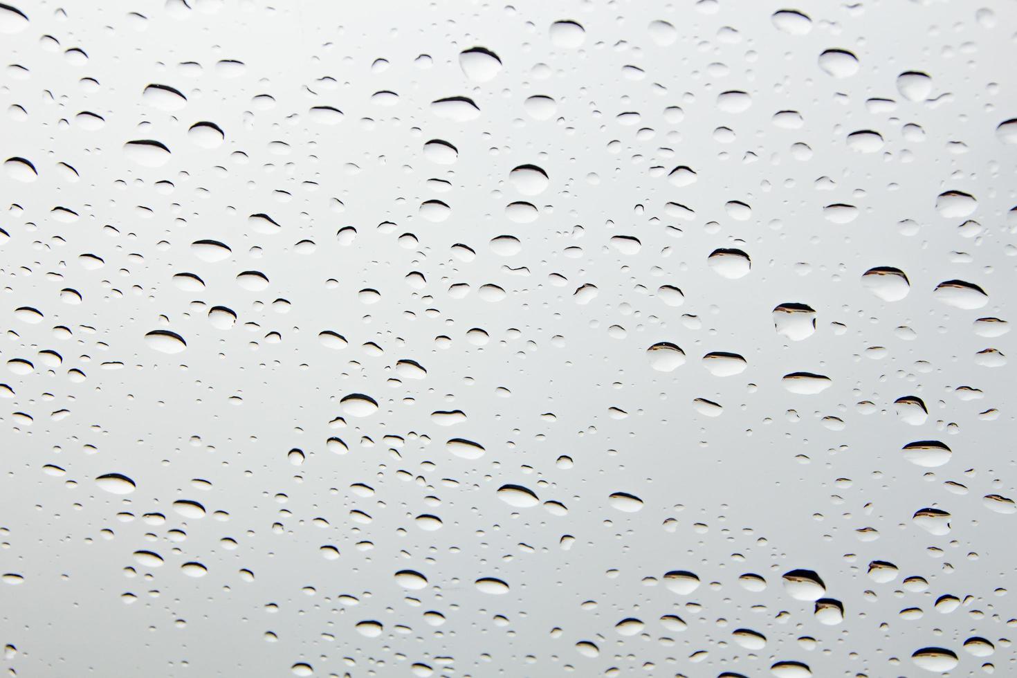 gocce di acqua e acqua perline su chiaro bicchiere. foto