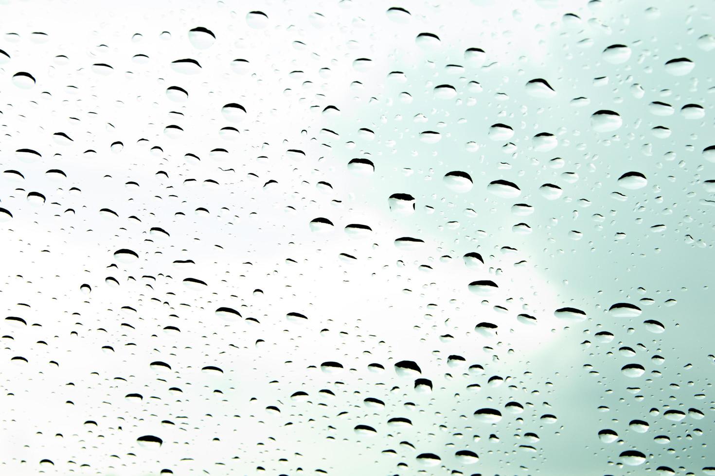 gocce di acqua e acqua perline su chiaro bicchiere. foto