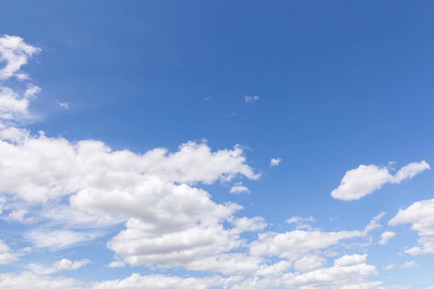 bianca nuvole, galleggiante e formatura con un' blu cielo nel il sfondo foto