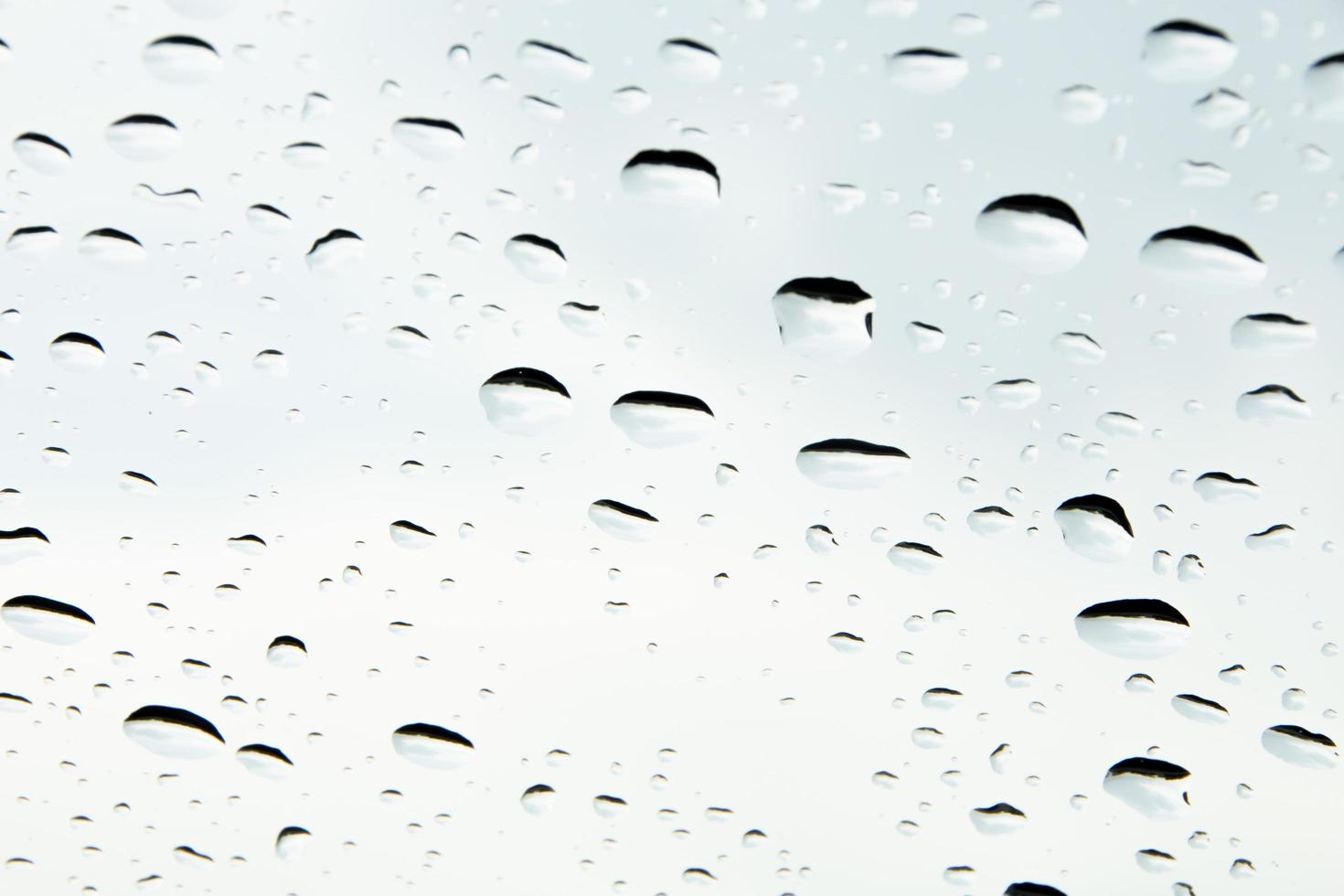 gocce di acqua e acqua perline su chiaro bicchiere. foto