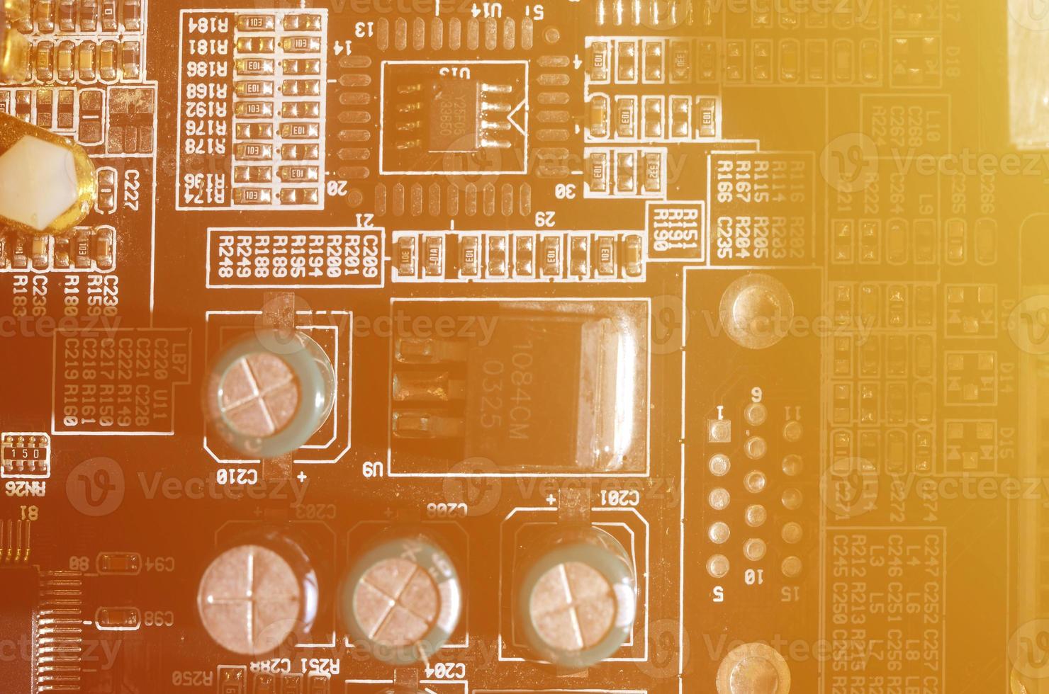 un' tonica macro Immagine di un' computer tavola con molti piccolo tecnologico elementi. estremamente superficiale profondità di campo. astratto tecnologico sfondo foto