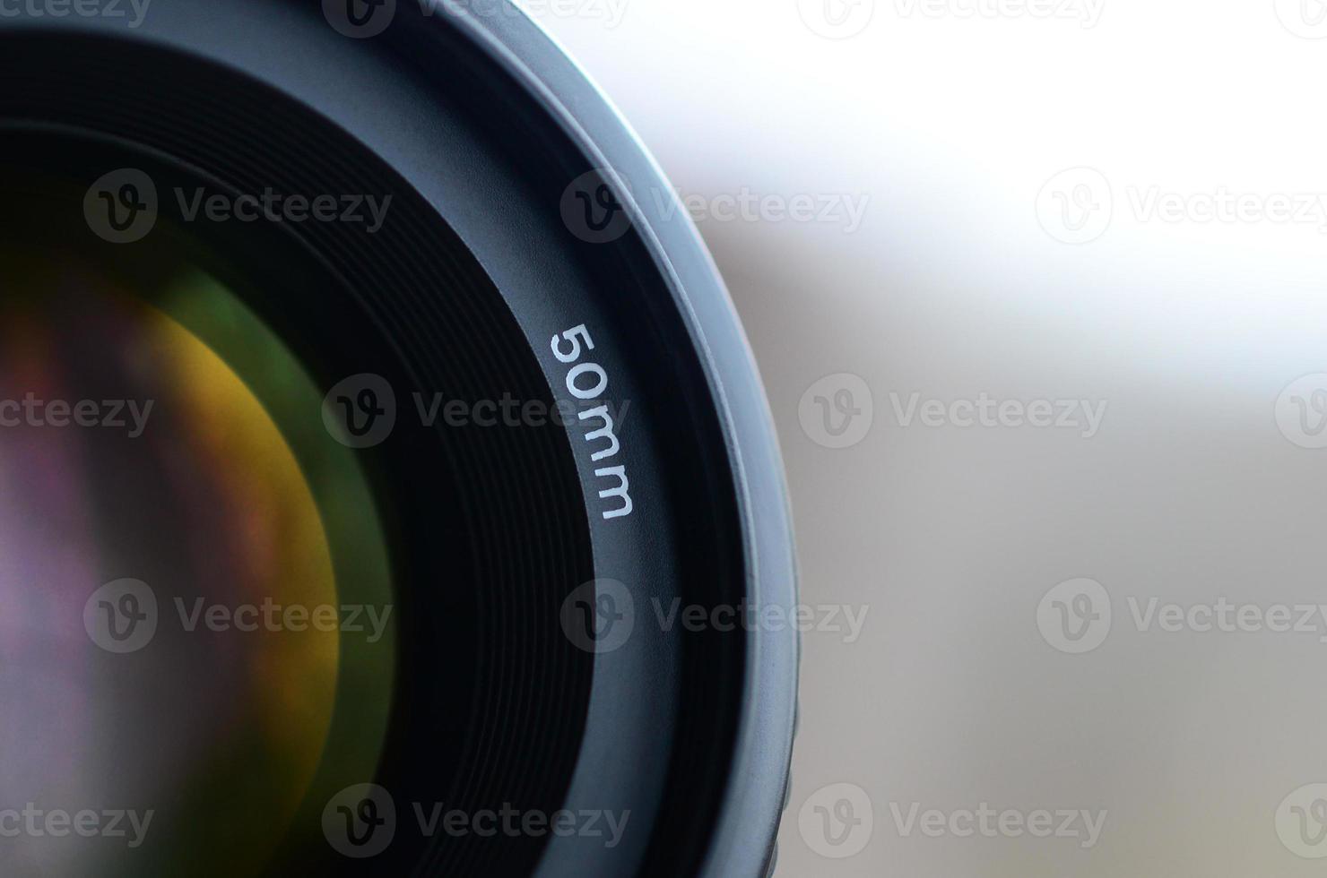 frammento di un' ritratto lente per un' moderno slr telecamera. un' fotografia di un' ad ampia apertura lente con un' focale lunghezza di 50mm foto