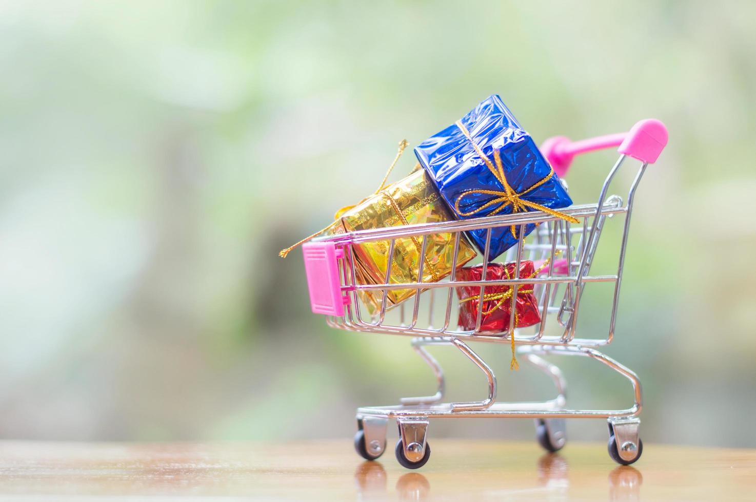 un' shopping carrello pieno di Natale decorazione foto