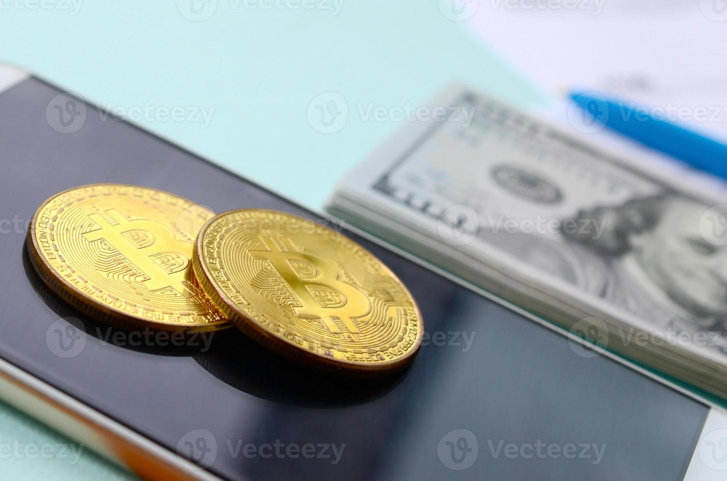 bitcoin bugie con il imposta le forme, centinaio dollaro fatture e smartphone su un' leggero blu sfondo. reddito imposta ritorno foto