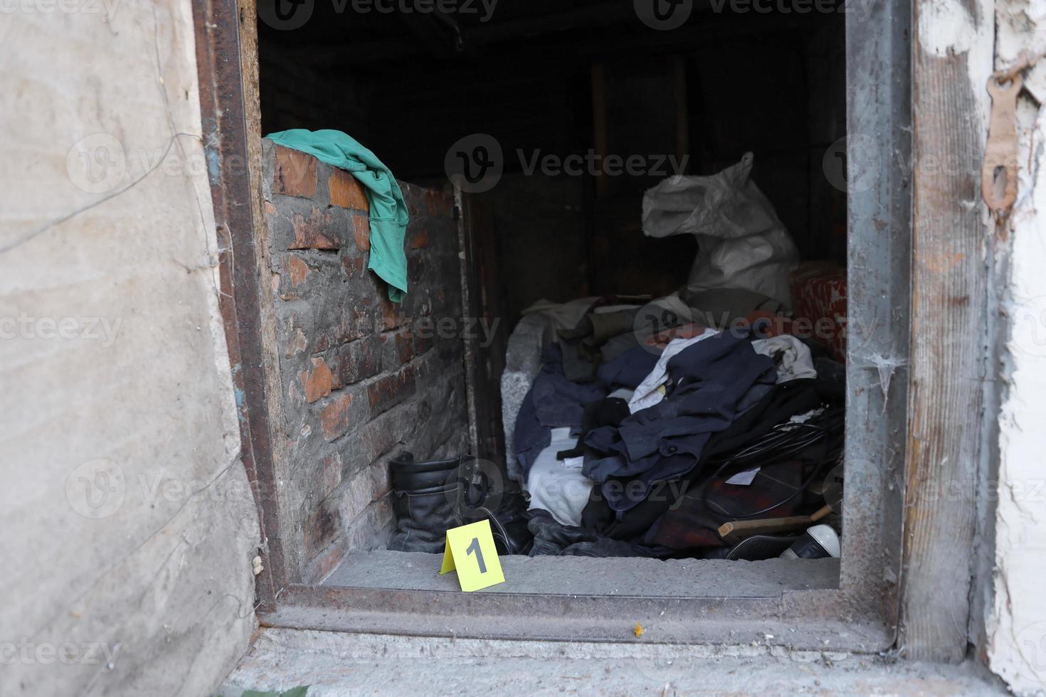 prova con giallo csi marcatore per prova numerazione su il residenziale Giardino dietro la casa nel sera. crimine scena indagine concetto foto