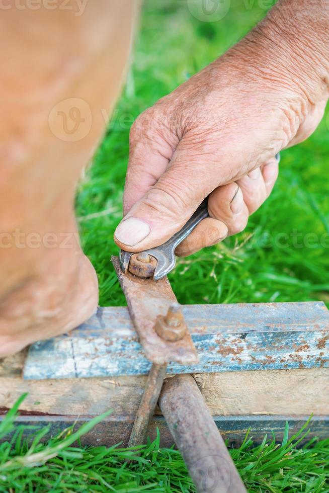 anziano uomo colpi di scena il Noce di chiave inglese foto