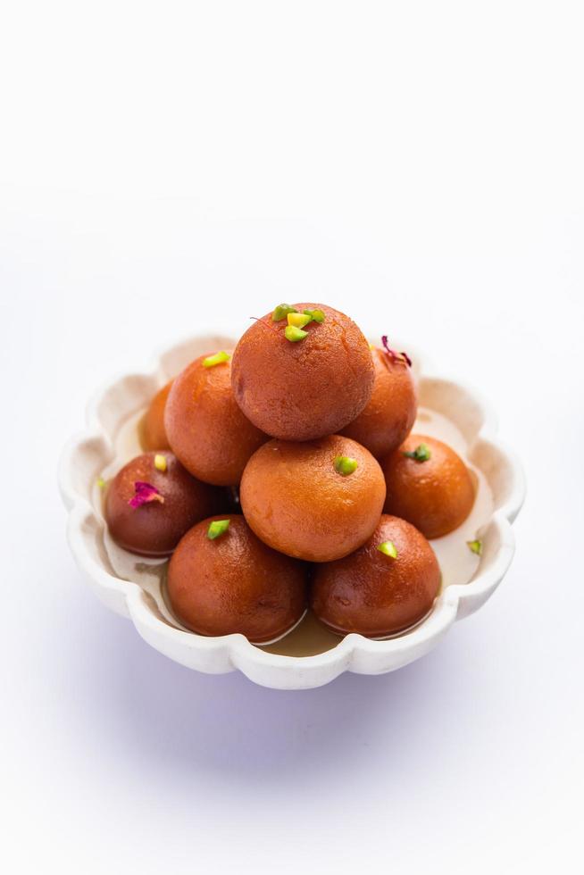 gulab Jamun o Gulab Jamun è un indiano dolce, servito nel un' ciotola come mucchio. avvicinamento Visualizza foto