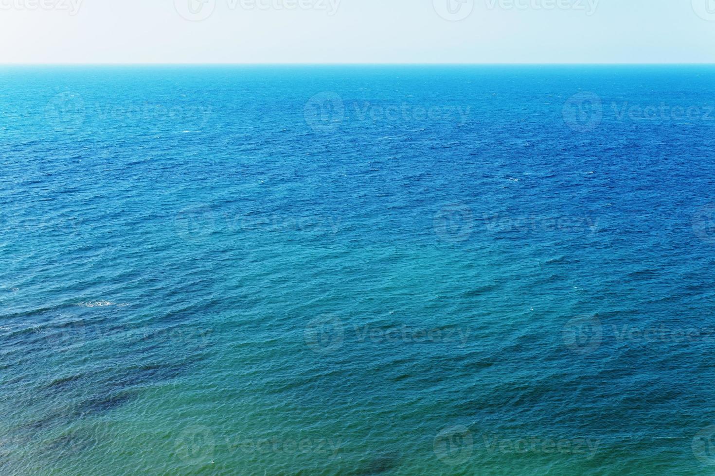 blu cielo al di sopra di il mare con riflessione. tranquillo, calmo mare di armonia struttura per il acqua. foto