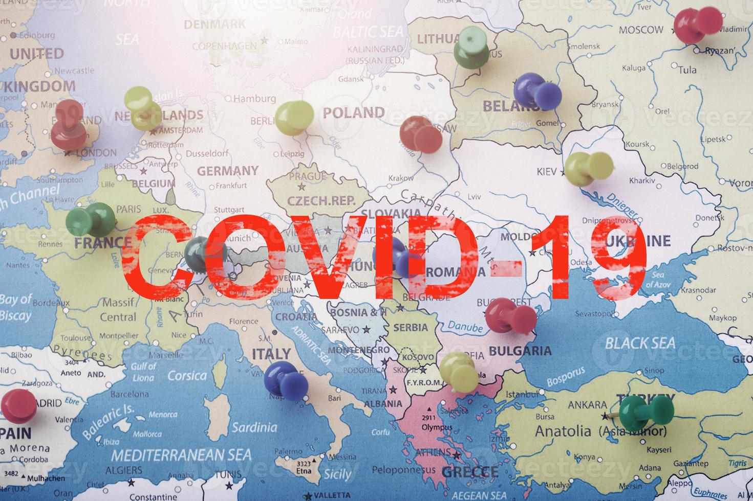 carta geografica di Europa con colorato pulsanti indicando città e coordinate di il diffusione di il covid-19 coronavirus pandemia infezione. foto