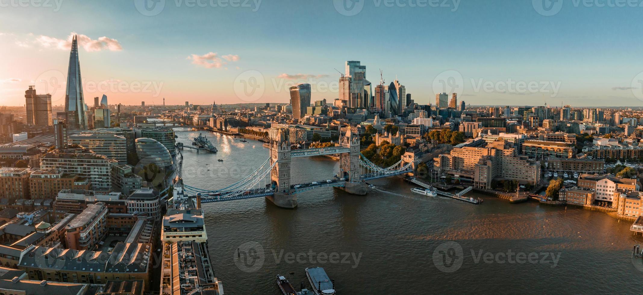 aereo Visualizza di il Londra Torre ponte a tramonto. foto