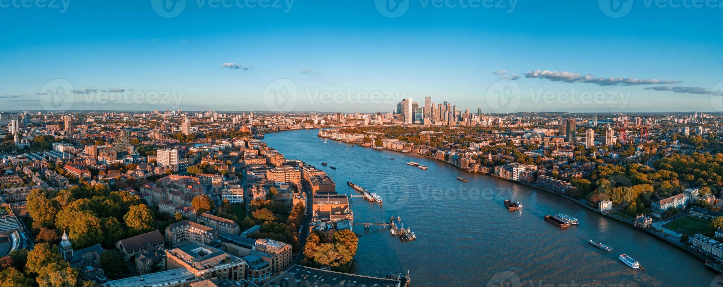 aereo panoramico orizzonte Visualizza di canarino molo, il mondi principale finanziario quartiere nel Londra, UK. foto