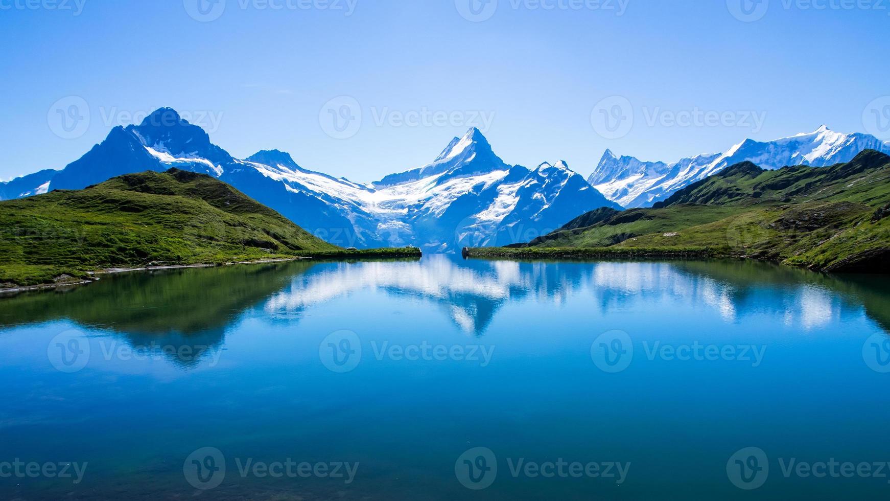 riflesso del famoso Cervino nel lago, Svizzera foto