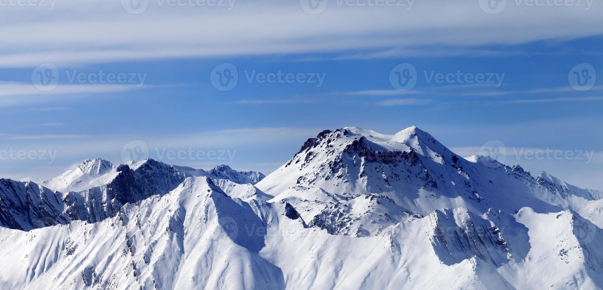 vista panoramica sulle montagne invernali nella foschia foto