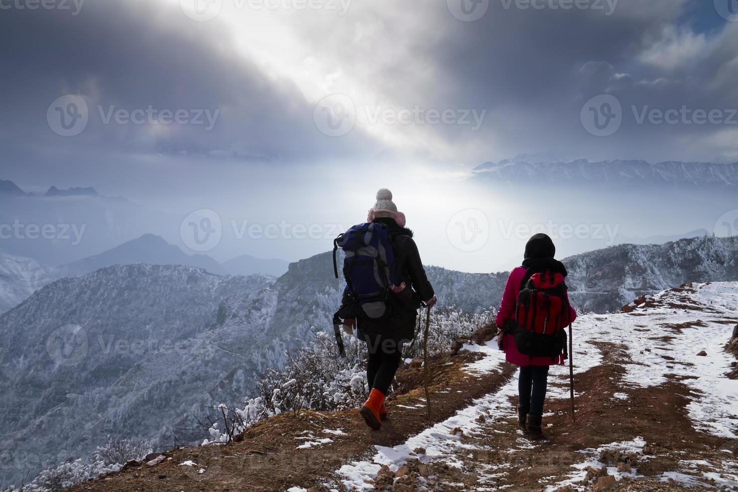 due escursionisti che camminano sul sentiero sulla scogliera. foto