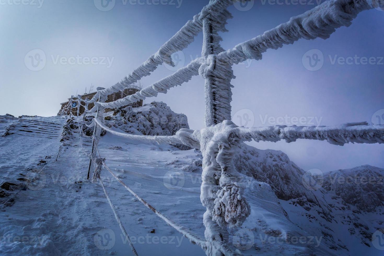 ingresso in vetta in montagna invernale foto