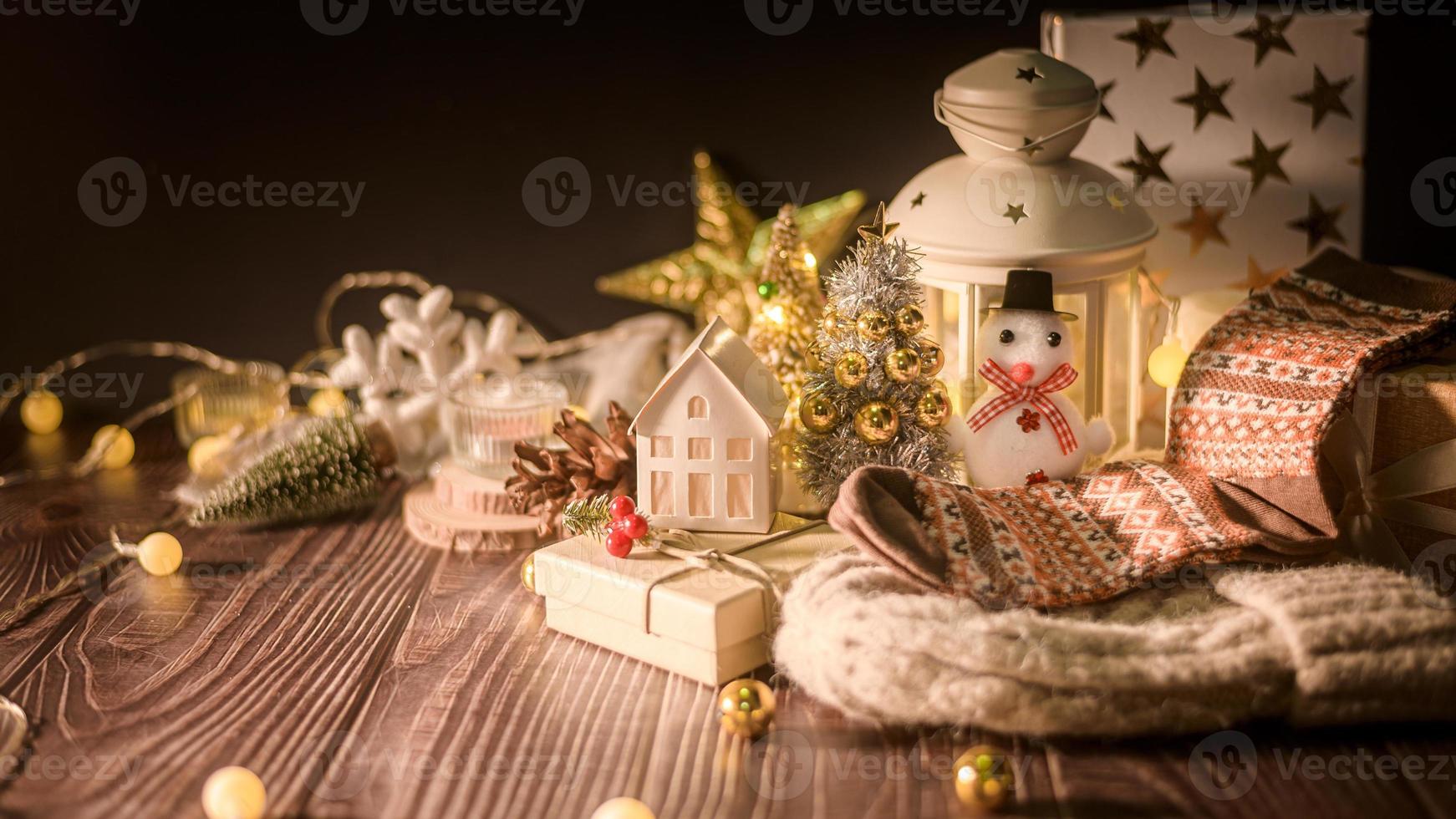 Natale e inverno decorazioni su di legno tavolo con decorativo luci , Natale sfondo foto