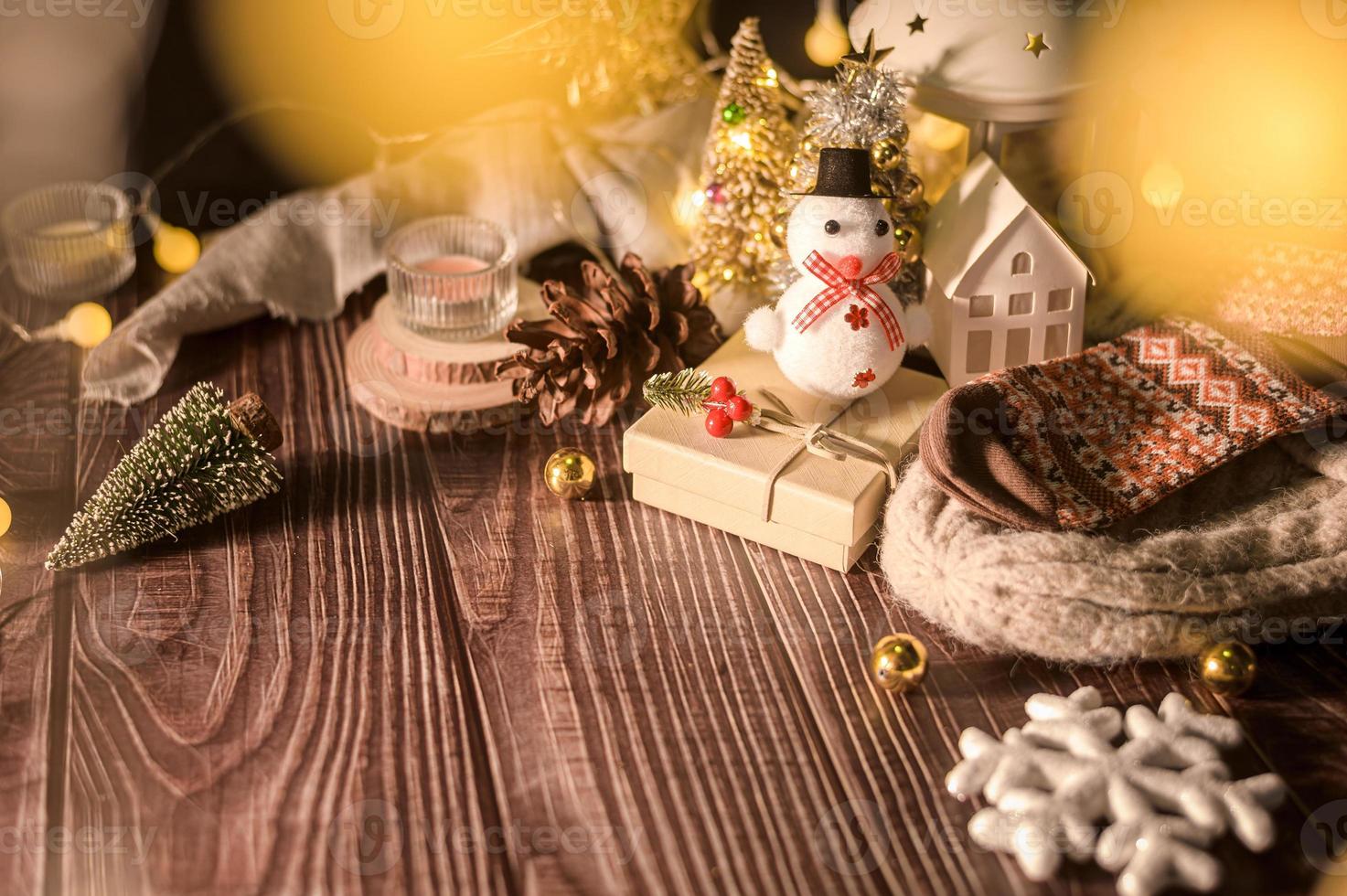 Natale e inverno decorazioni su di legno tavolo con decorativo luci , Natale sfondo foto