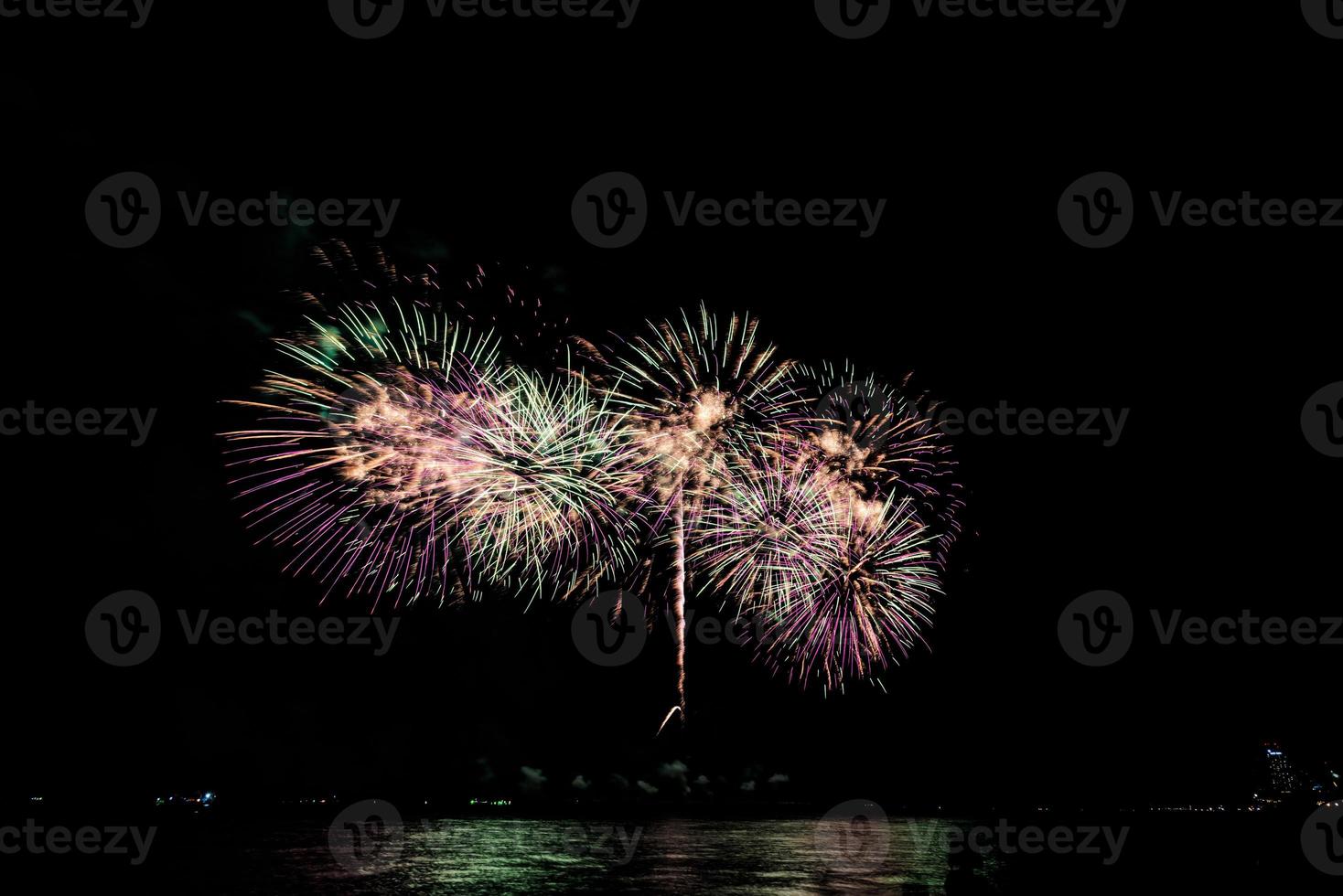 fuochi d'artificio celebrazione al di sopra di mare nel Pattaya spiaggia foto