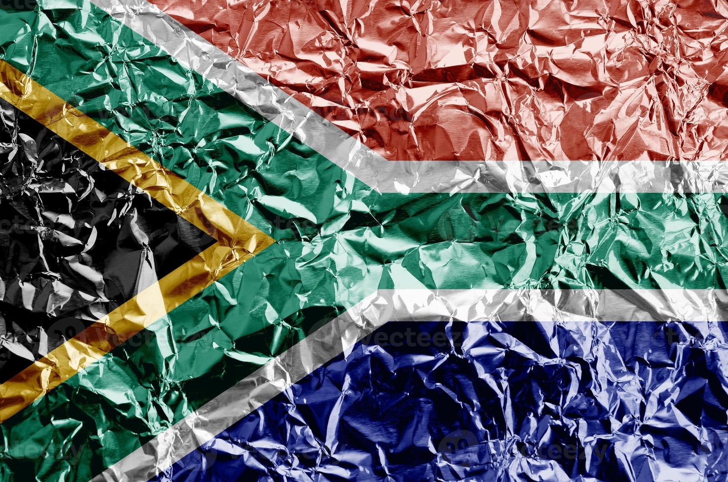 Sud Africa bandiera raffigurato nel dipingere colori su brillante spiegazzato alluminio Foglio avvicinamento. strutturato bandiera su ruvido sfondo foto