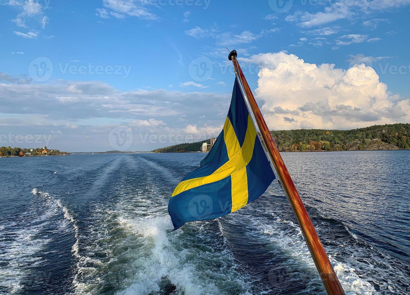 svedese bandiera su un' andare in barca barca 5 foto