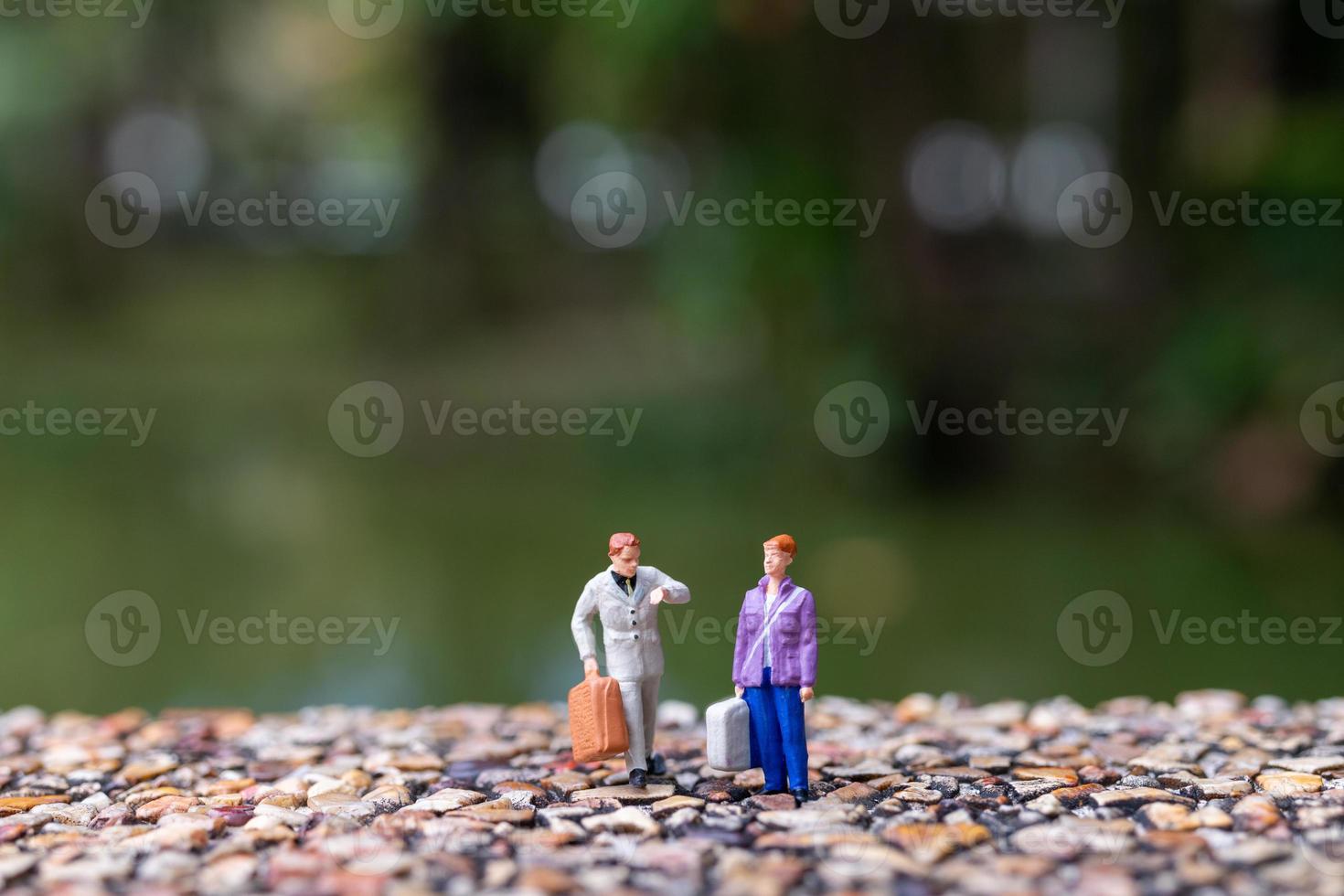 coppia passeggiando giù il strada ha un' sfondo di verdura foto