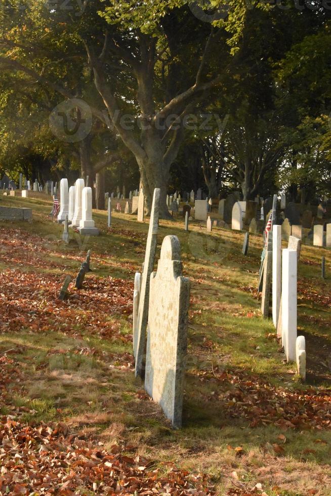 storico vecchio tomba pietre nel un' cimitero foto