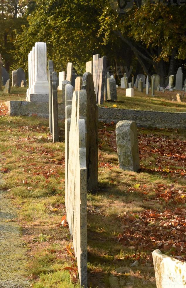 Plymouth cimitero nel il autunno con vecchio pietre foto