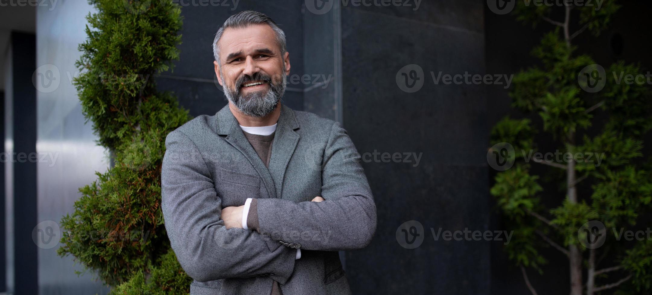 ritratto di un adulto riuscito dai capelli grigi uomo d'affari con un' Sorridi su il suo viso foto