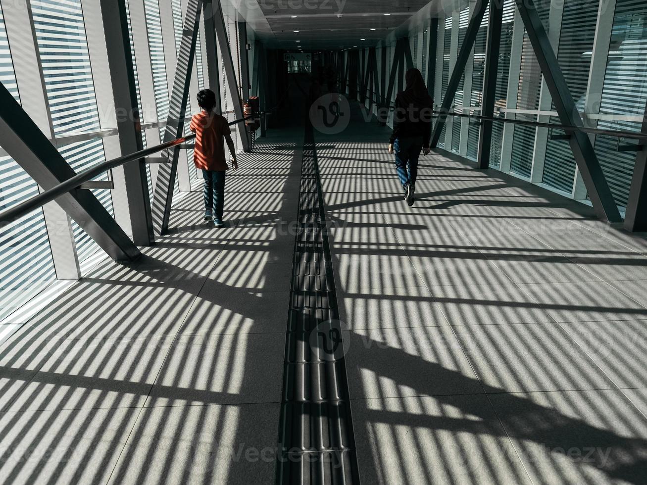 posteriore Visualizza di peopke a piedi su il chiuso pedone ponte foto