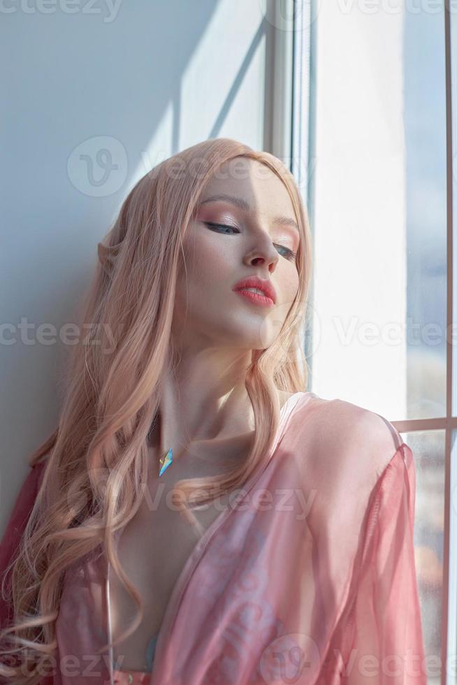 bellezza ritratto di anime Principessa elfo donna con rosa capelli nel biancheria intima. favoloso magico Guarda, bellissimo rosa trucco. bordo corona su il testa di un' donna foto