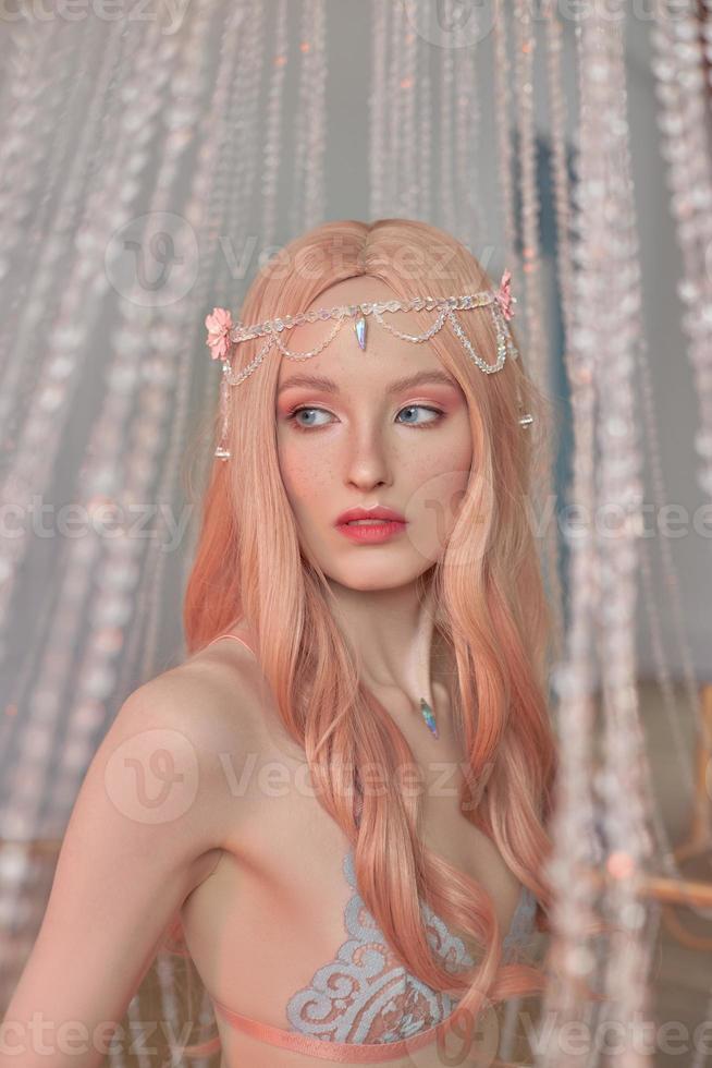 bellezza ritratto di anime Principessa elfo donna con rosa capelli nel biancheria intima. favoloso magico Guarda, bellissimo rosa trucco. bordo corona su il testa di un' donna foto