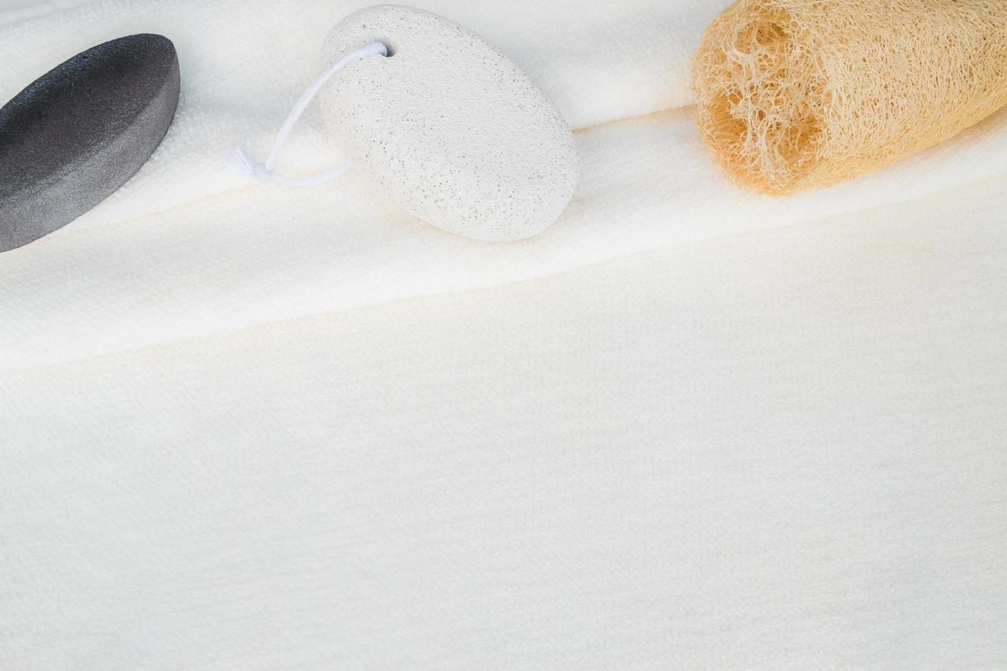 sfondo bianco asciugamano per prodotti naturali per il corpo foto