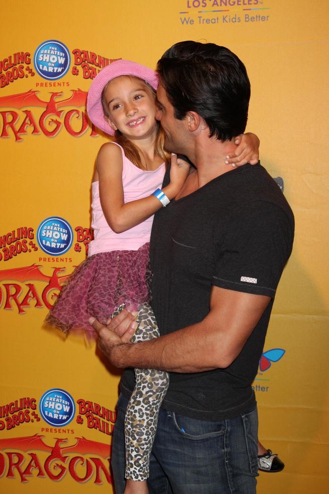 los angeles, luglio 12 - gilles marini e figlia arriva a draghi presentata di squillare fratelli e barno e bailey circo a graffette centro su luglio 12, 2012 nel los angeles, circa foto