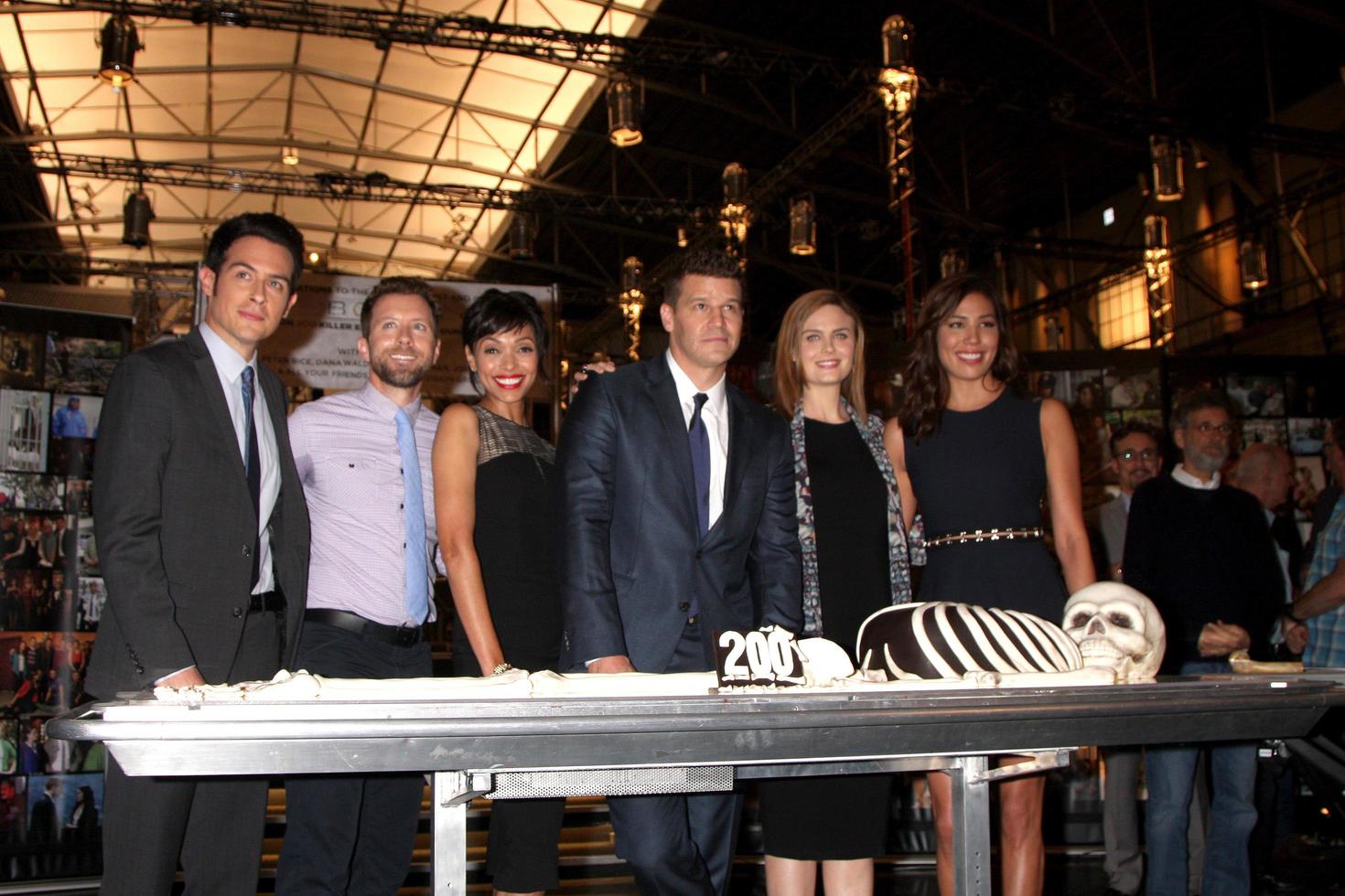 los angeles, nov 14 - John ragazzo, tj tuo, tamara sarto, david boreanaz, emily deschanel, michela conlin a il ossatura 200 ° mostrare torta celebrazione a il Volpe studio lotto su novembre 14, 2014 nel secolo città, circa foto