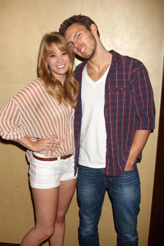 los angeles, ago 27 - Kim matula, Scott clifton frequentando il grassetto e il bellissimo fan evento 2011 a il universale sheraton Hotel su agosto 27, 2011 nel los angeles, circa foto