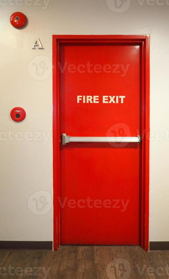 emergenza fuoco Uscita porta. rosso colore metallo Materiale. foto