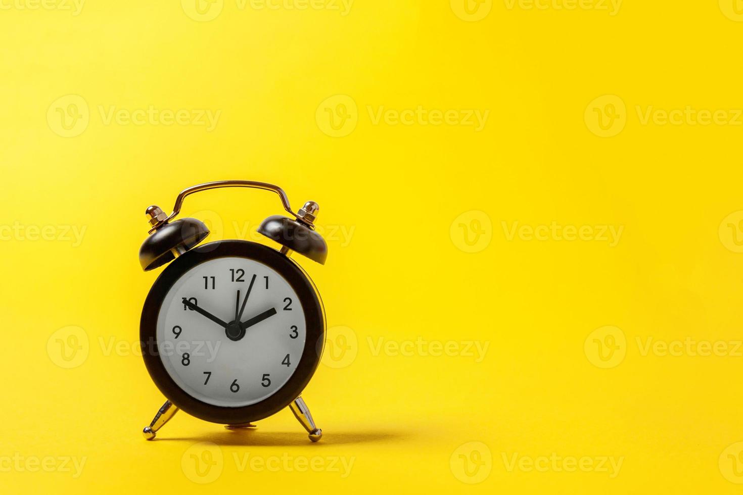 suono gemello campana Vintage ▾ classico allarme orologio isolato su giallo colorato di moda moderno moda sfondo. riposo ore tempo di vita bene mattina notte scia su sveglio concetto. copia spazio. foto