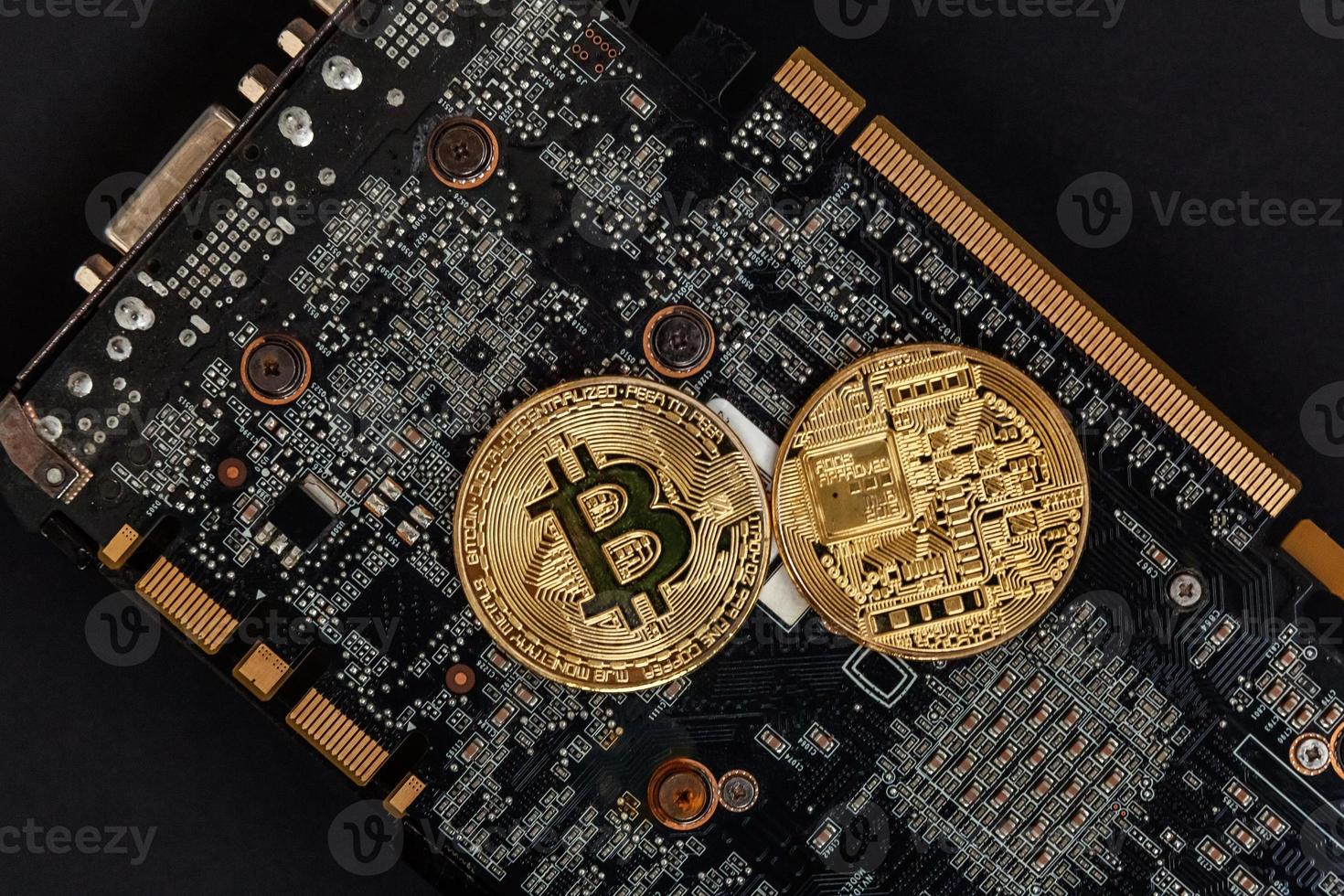 criptovaluta d'oro bitcoin moneta dire bugie su video carta. elettronico virtuale i soldi per ragnatela bancario e internazionale Rete pagamento. simbolo di crypto virtuale moneta. estrazione concetto. foto